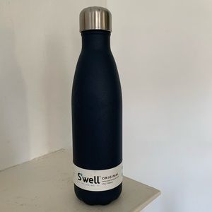 Swell 17oz bottle in Deep Blue